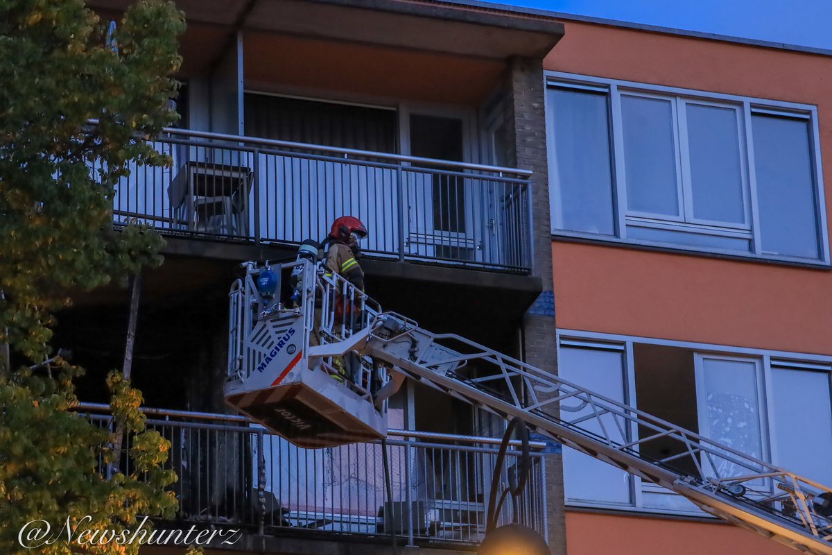 newshunterz's tweet photo. Maandag 6 Nov  2023 17:05
#middelbrand in appartemnt #Dapperstraat Amsterdam. Uitslaande  #brand kon snel door #brandweer geblust worden . 2 bewoners nagekeken in ambu omdat zij rook ingeademd hadden . Woning is dusdanig beschadigd dat bewoners tijdelijke woonruimte is aangeboden https://t.co/8aGMQ7G4O9