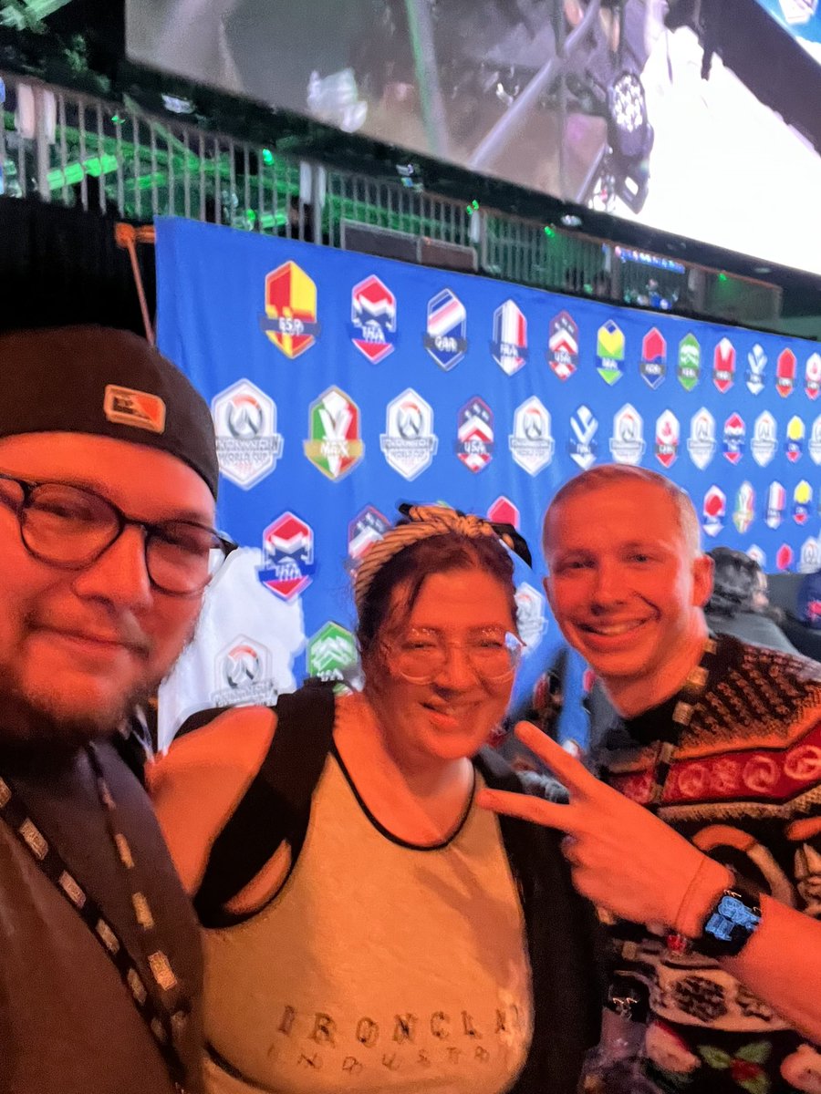 TheSnowQueen_TV's tweet photo. Blizzcon 2023 was a blast! We ended up getting to say hi to some of our favorite content creators! Thanks for being so cool and taking pics with us @Jay3OW @emonggtv @Flats_OW and @Unsaltedsalt__ 🖤 https://t.co/GSnBIFRsKl
