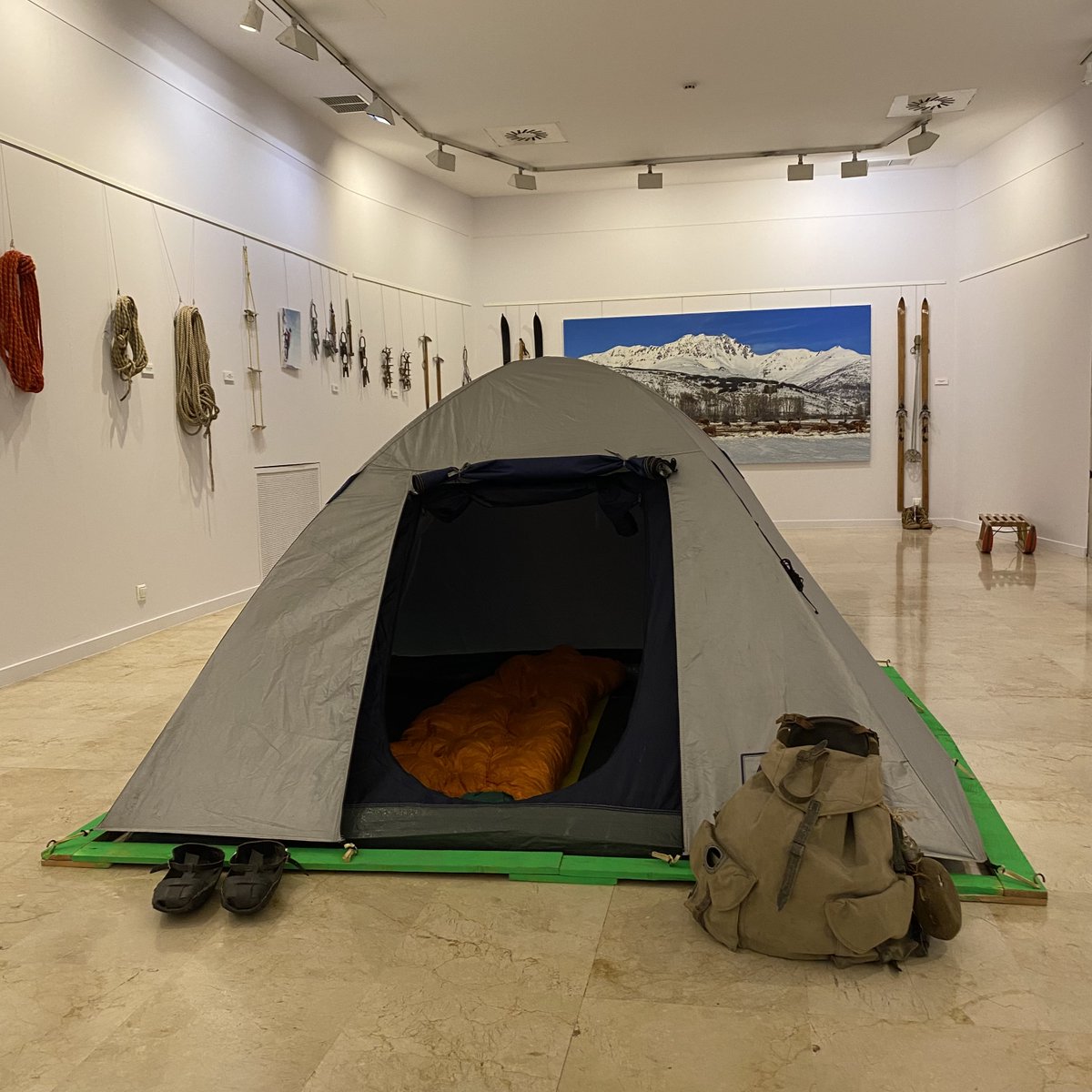 BiblioPalencia's tweet photo. ¿Un vivac en la #saladeexposiciones de @BiblioPalencia? No, es la exposición homenaje al pionero del montañismo palentino #AlejandroDíezRiol, aquél que a mediados del siglo XX nos introdujo en el mundo de la #MontañaPalentina
#VEN a visitarla hasta el 15 de noviembre https://t.co/K8kdpcCTWL