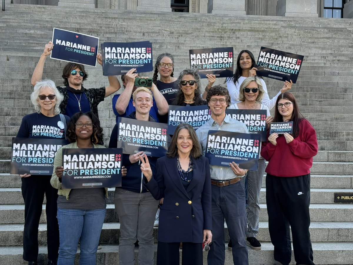 CyndiMadden3's tweet photo. RT @jacksongosnell: @marwilliamson has arrived at the South Carolina State House. https://t.co/6fNEHalS2Q