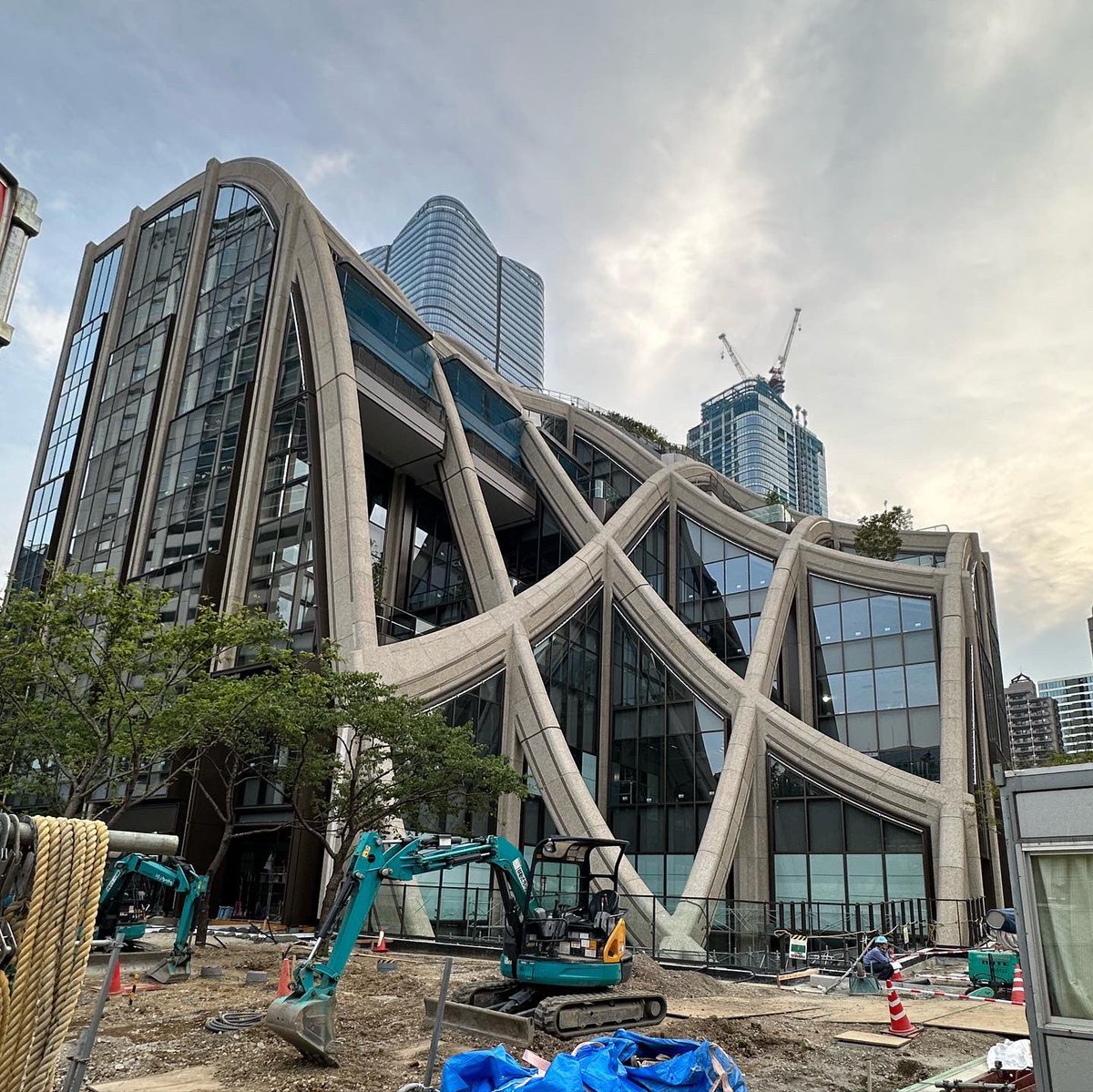 Archi_icons's tweet photo. They demolished an entire neighbourhood to build this 1st year architecture school student F-grade fail project by Thomas Heatherwick https://t.co/tG68RTJcVb