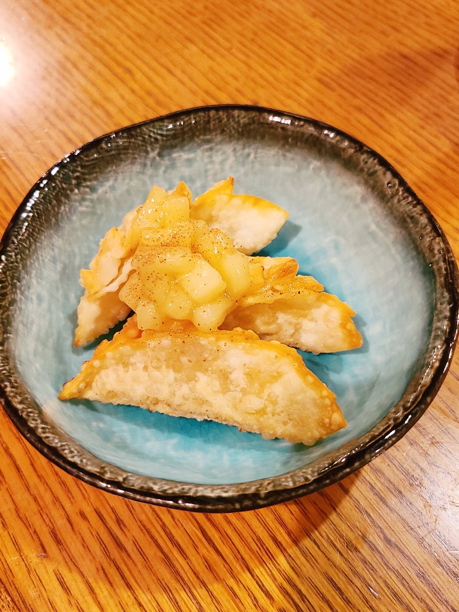 MToyama0823's tweet photo. 今日は西荻窪のアートリオンで「Ohana Kitchen」
天野花さんの手料理とライブを堪能する会。
昼から仕込みをしていたという、手の込んだ料理は絶品。
ほぼ知り合いしかいない客席の一体感も凄まじく、とても楽しい夜でした。
#天野花
#OhanaKitchen https://t.co/g0gu9qIg88