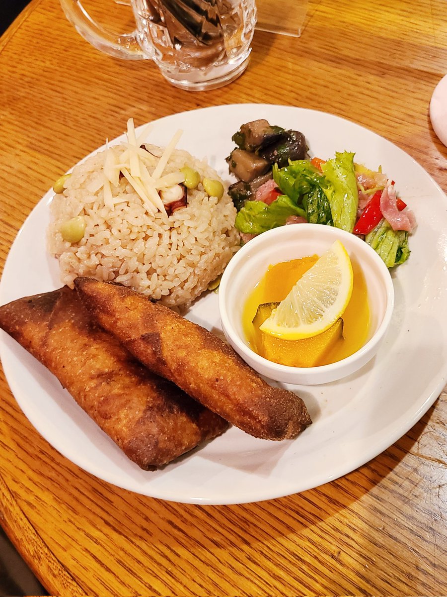 MToyama0823's tweet photo. 今日は西荻窪のアートリオンで「Ohana Kitchen」
天野花さんの手料理とライブを堪能する会。
昼から仕込みをしていたという、手の込んだ料理は絶品。
ほぼ知り合いしかいない客席の一体感も凄まじく、とても楽しい夜でした。
#天野花
#OhanaKitchen https://t.co/g0gu9qIg88