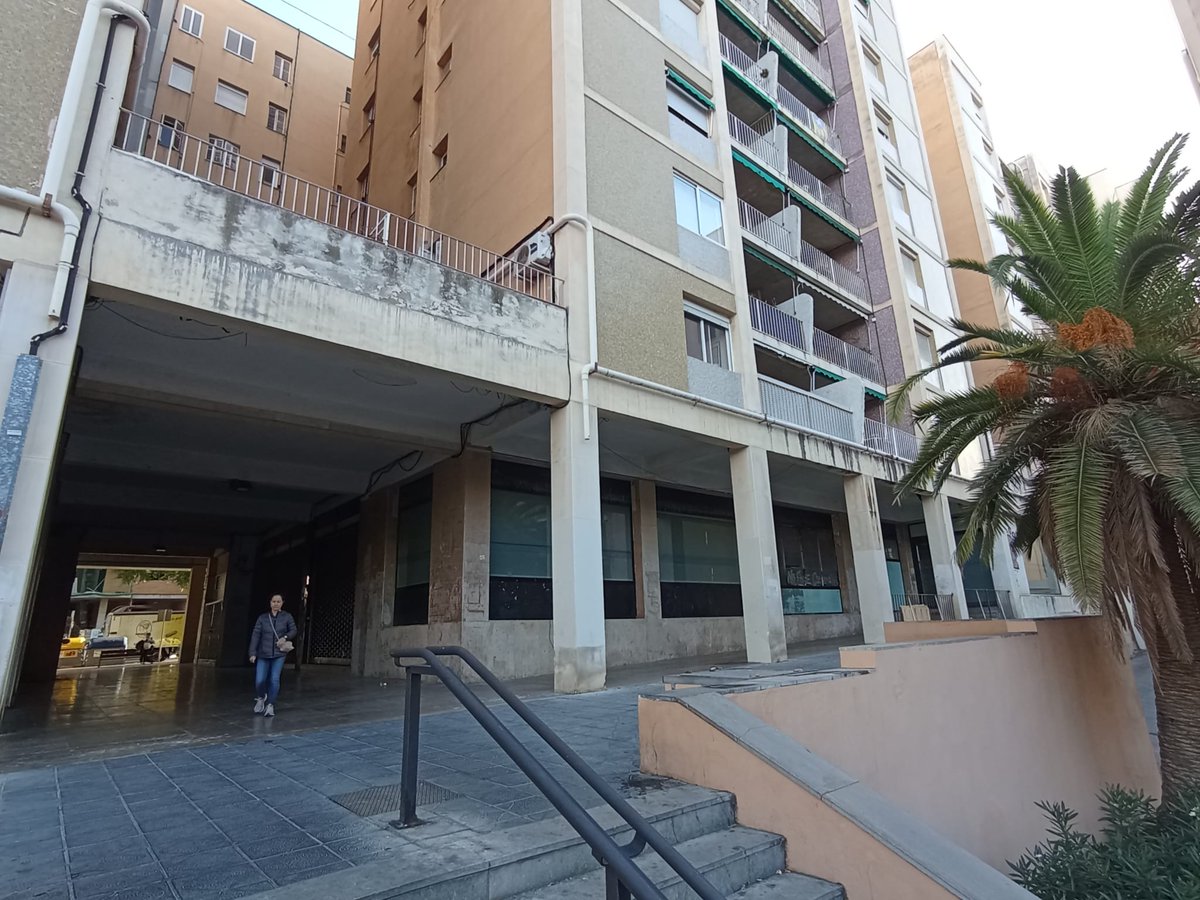 maskoni2's tweet photo. Passo sovint per aquest local.  Gran, abandonat, amb rampa d'accés i rodejat de joves fumant. A vegades no calen grans projectes, habilitant aquest espai com a sala lúdica, d'estudi o petita biblio, seria una bona intervenció pel veïnat jove - i no tan jove- del barri... https://t.co/ZuGZ2IHdhm
