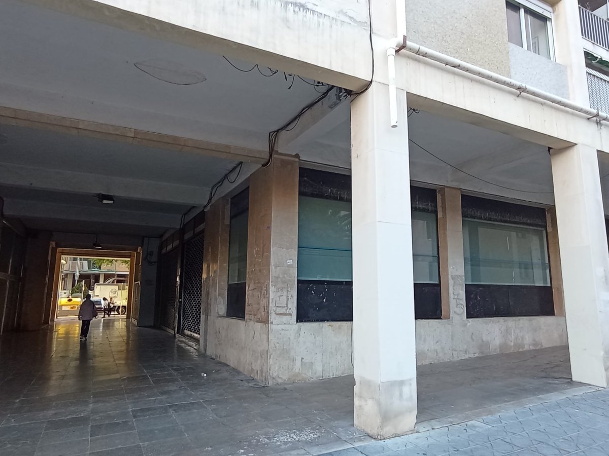 maskoni2's tweet photo. Passo sovint per aquest local.  Gran, abandonat, amb rampa d'accés i rodejat de joves fumant. A vegades no calen grans projectes, habilitant aquest espai com a sala lúdica, d'estudi o petita biblio, seria una bona intervenció pel veïnat jove - i no tan jove- del barri... https://t.co/ZuGZ2IHdhm