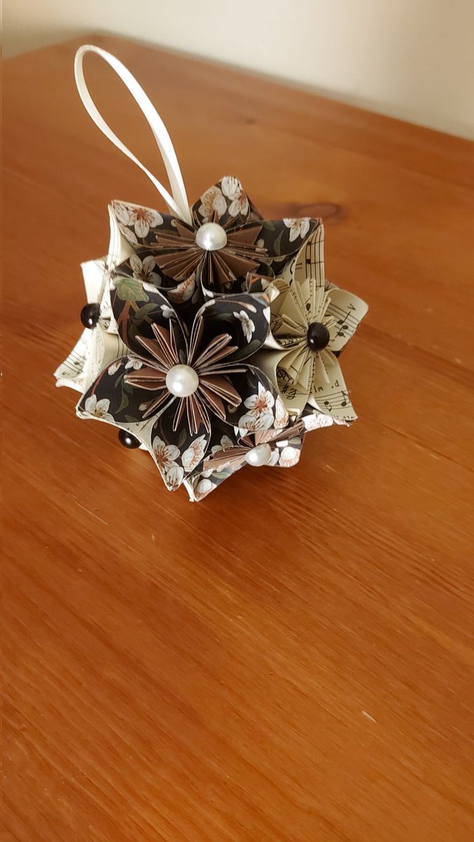 Check out my new Christmas and everyday listings on my #etsystore 🥰 Link below! 
etsy.com/uk/shop/Folded…
#handmadegift #handmadejewelry  #origami #etsyuk #gifts