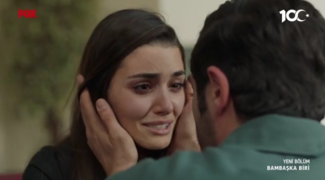 DTural's tweet photo. Duygusal bir başlangıç.. Leyla'nın babasını kaybedişi, Kenan'ın onu teselli edişiyle giriş yaptık ekrana. Hande Erçel &amp; Burak Deniz yine döktürüyor. #BambaşkaBiri #LeyKen #derinacı https://t.co/nT0V7Q3NrH