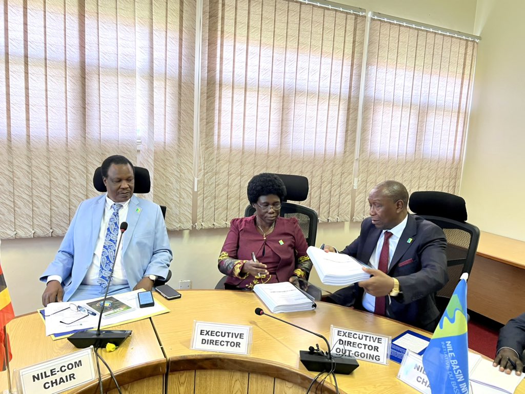 Today, Hon. Sam Cheptoris was present at NBI HQ to witness the #TransferOfPower from Eng. Sylvester Matemu to Dr. Florence Grace Adongo, who becomes @nbiweb’s 11th Executive Director. 
🇧🇮🇨🇩 🇪🇬🇪🇹🇰🇪🇷🇼🇸🇸🇸🇩🇹🇿🇺🇬
#NileCooperation