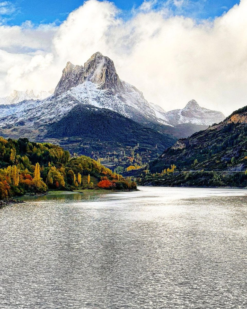 Solía pensar que soy indeciso, pero ahora no estoy seguro".😎
•
•
•
📸: Gracias a mickey3133
•
•
•
#CasaBiescas
#Pirineos #Pyrenees
#RinconesDelPirineo #RuralTop 
#pirineoaragones #montagnedespyrenees #aragon 
#lanuza #fotografia #otoño #nieve #viajes #desconexion
