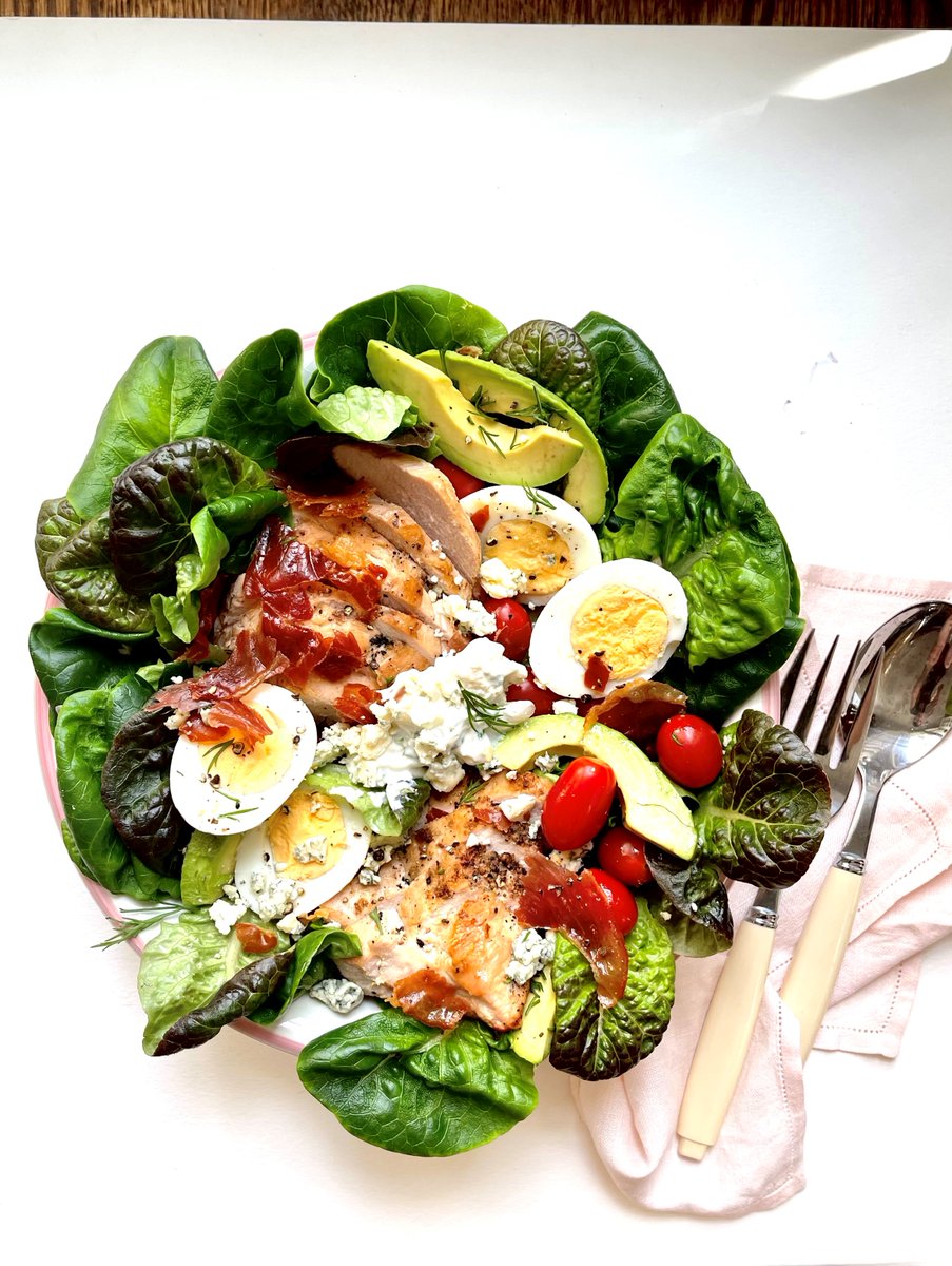 Our take on the Modern Chicken Cobb Salad is perfection. We hear a few versions are trending on social media, but by adding Granny's Boneless, Skinless Chicken Breast to the mix, you have a delicious, high-protein meal for lunch or dinner!

Recipe here ➡️grannys.ca/recipe/modern-…