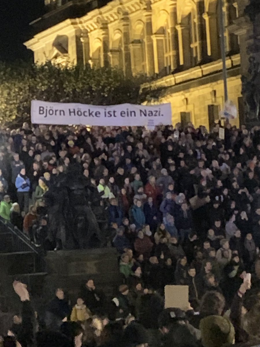 Urlaub in Dresden. Montag Abend. Zufällig in der Pegida-Gegendemonstration gelandet. Die Nazis sind in der deutlichen Minderheit. Gut so. #Dresden stabil.💪🏻 #dd0611