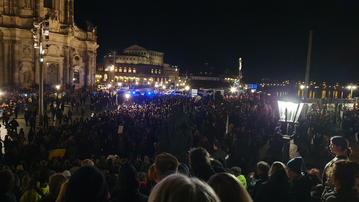 Auf das Zeichen hat Dresden lange gewartet. Deutlich mehr Menschen zeigen Protest gegen PEGIDA, Höcke und Co. #dd0611