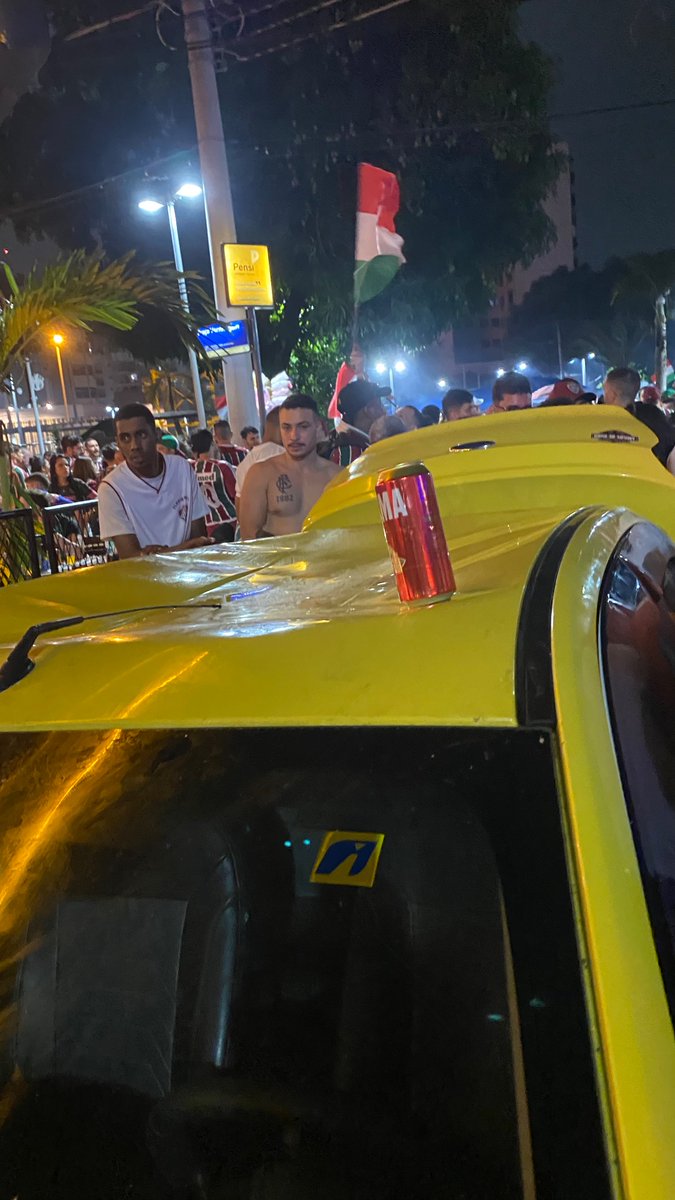sideantrv's tweet photo. SAUDAÇÕES TRICOLORES!🇭🇺

Rapaziada,
ontem na hora do jogo subiram no carro de trabalho do meu pai e acabaram com a lataria do teto, capô e lateral. Enquanto o carro estiver assim ele fica impossibilitado de trabalhar.

(continua nos comentários) https://t.co/lAkqzXXNRU