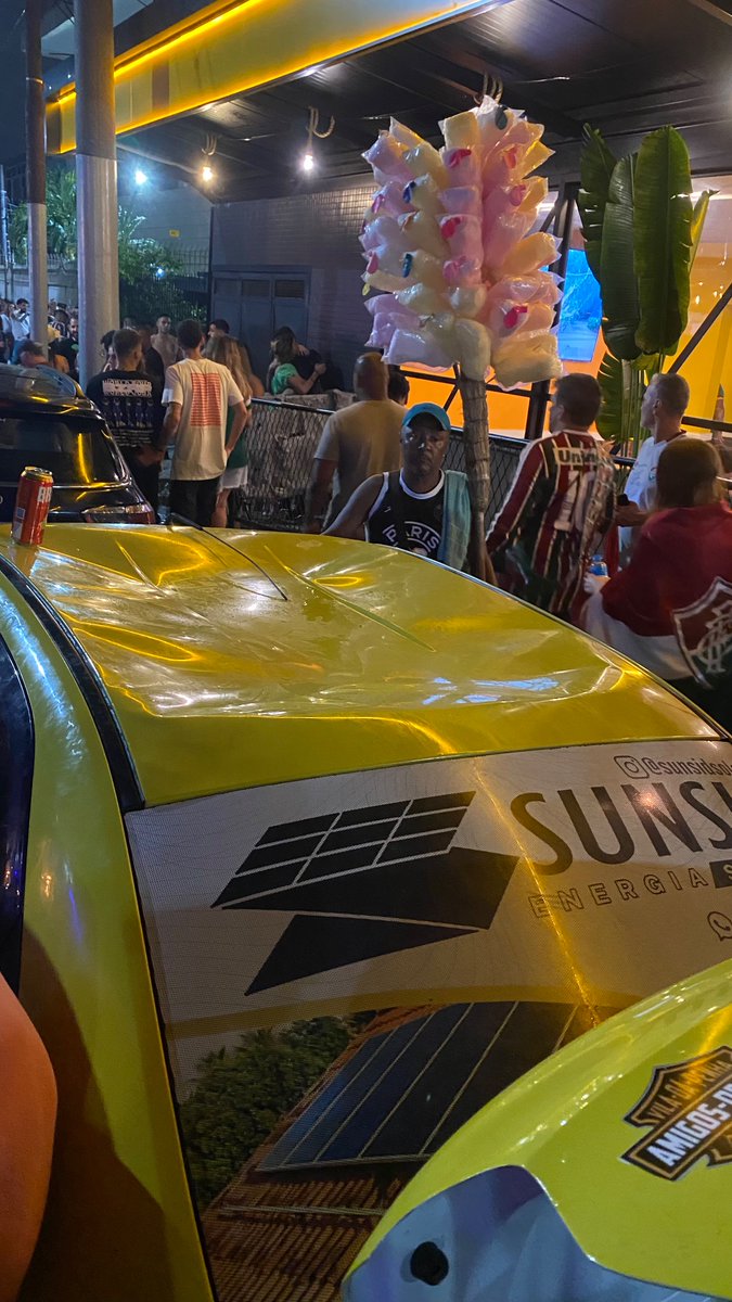 sideantrv's tweet photo. SAUDAÇÕES TRICOLORES!🇭🇺

Rapaziada,
ontem na hora do jogo subiram no carro de trabalho do meu pai e acabaram com a lataria do teto, capô e lateral. Enquanto o carro estiver assim ele fica impossibilitado de trabalhar.

(continua nos comentários) https://t.co/lAkqzXXNRU