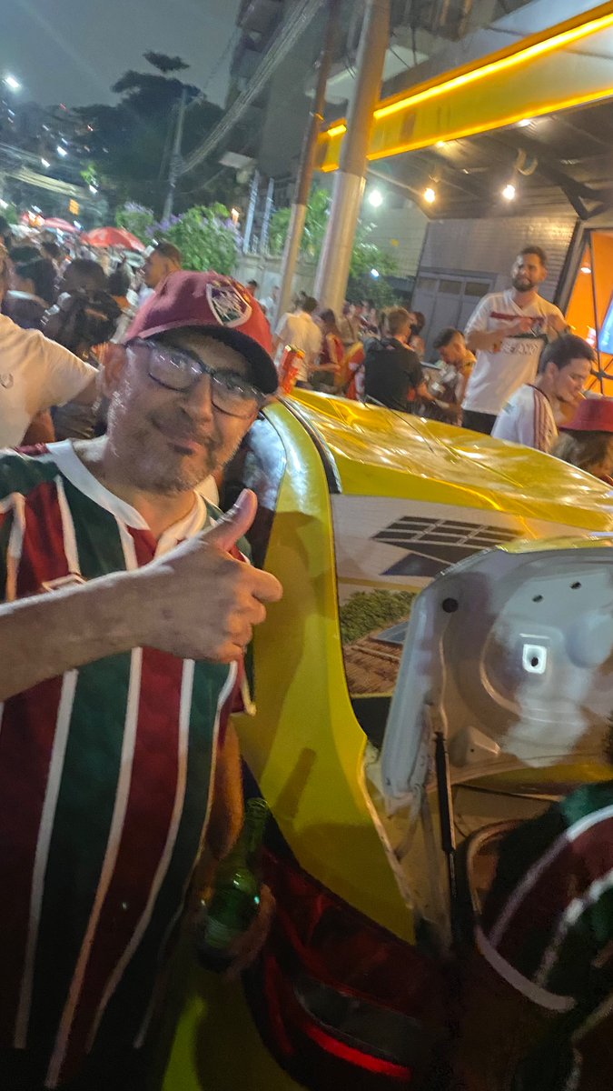 sideantrv's tweet photo. SAUDAÇÕES TRICOLORES!🇭🇺

Rapaziada,
ontem na hora do jogo subiram no carro de trabalho do meu pai e acabaram com a lataria do teto, capô e lateral. Enquanto o carro estiver assim ele fica impossibilitado de trabalhar.

(continua nos comentários) https://t.co/lAkqzXXNRU