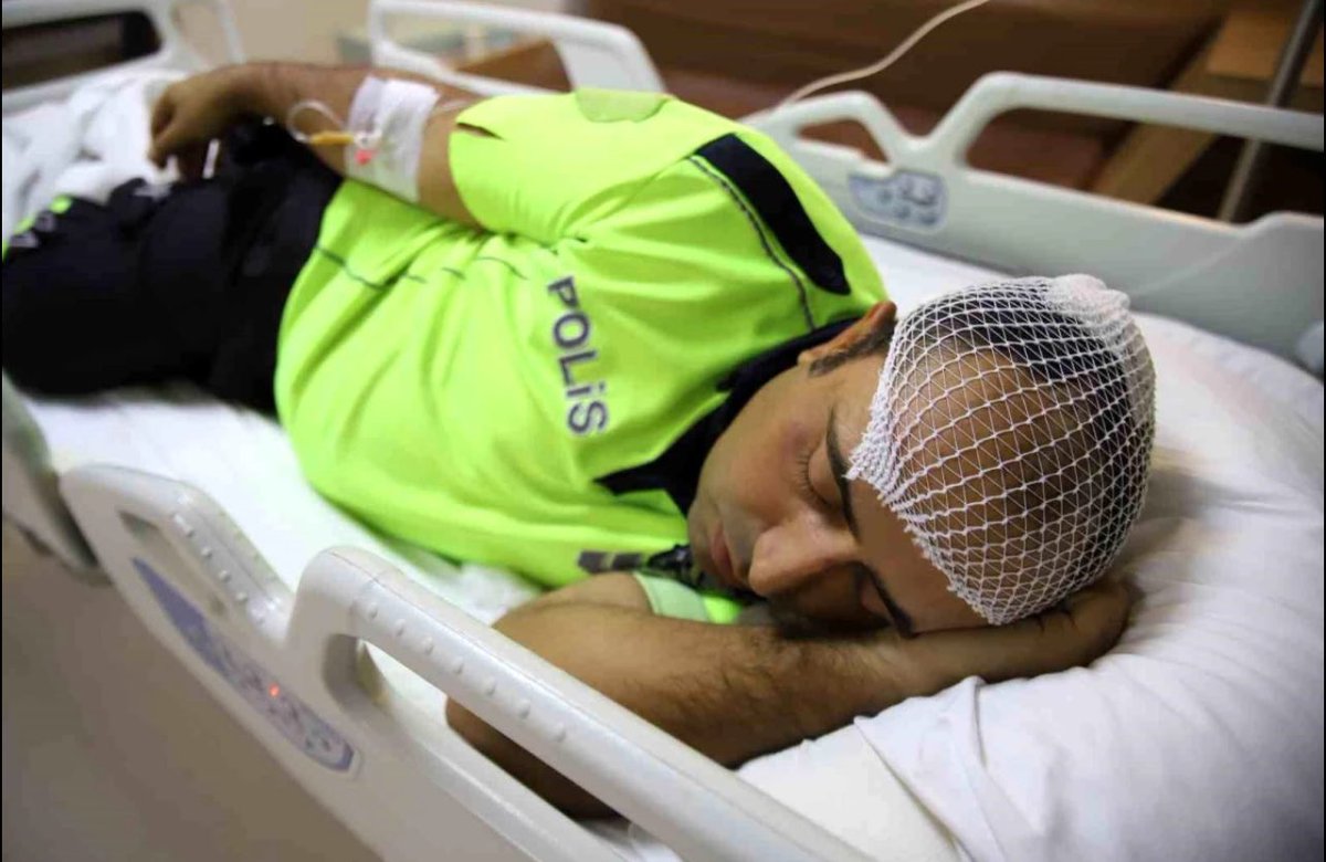 EmniyetSen1's tweet photo. Lütfen bu paylaşımın olabildiğince çok kişiye ulaşmasını sağlayınız… 

Sormak istiyorum: 
Sayın @adalet_bakanlik 05.11.2023 tarihinin ilk saatlerinde kaza yeri güvenlik önlemi alan ekibimizde görevli polis memuru Emrullah Günenç’e dur ihtarına rağmen durmadan çarpıp kaçan ve olaydan 8 saat sonra teslim olan/yakalanan murat k. isimli şahıs neden ve niçin serbest bırakılmıştır? 

Konuyu detaylandıracak olursak; Olay saat: 03.30 sıralarında gerçekleşiyor polise çarpıp yaralayan şahıs KAÇIYOR.! 
Yaklaşık 8 saat sonra teslim olan/yakalanan şahsın ehliyeti daha önce başka bir konudan dolayı alınmış yani EHLİYETSİZ OLDUĞU ALAŞILIYOR.! 

İfadesine baktığımızda polisi son anda gördüğünü söylüyor. Ancak kaza yerine gitmiş yol kısmen kapalı bir yolda, yol düzenlemesi yapan polisi görememesi şoförlük ile bağdaşacak şey DEĞİLDİR.! 

Sayın @yilmaztunc görevi başında bir polisin dur ihtarına uymadan çarparak kaçan ve en önemlisi EHLİYETİ DAHA ÖNCEDEN TRAFİK GÜVENLİĞİNİ TEHLİKEYE DÜŞÜRMEKTEN ALINMIŞ ve hali hazırda EHLİYETSİZ bir kişinin tutuklanmama sebebini merak ediyoruz? 
Bu kişi nüfuz sahibi bir kişi midir? Nüfuzunu kullanmış mıdır? 
Önüne gelen polise çarpıp serbest mi kacaktır? 

Sayın @AliYerlikaya bu kişiyi adliyede 4-5 avukat temsil ederken emniyet neden bir avukat dahi göndermedi? Hani herkese avukat verilecekti? 

Son olarak; Polis bu kadar kolay dokunulur olmaktan ne zaman kurtulacak?