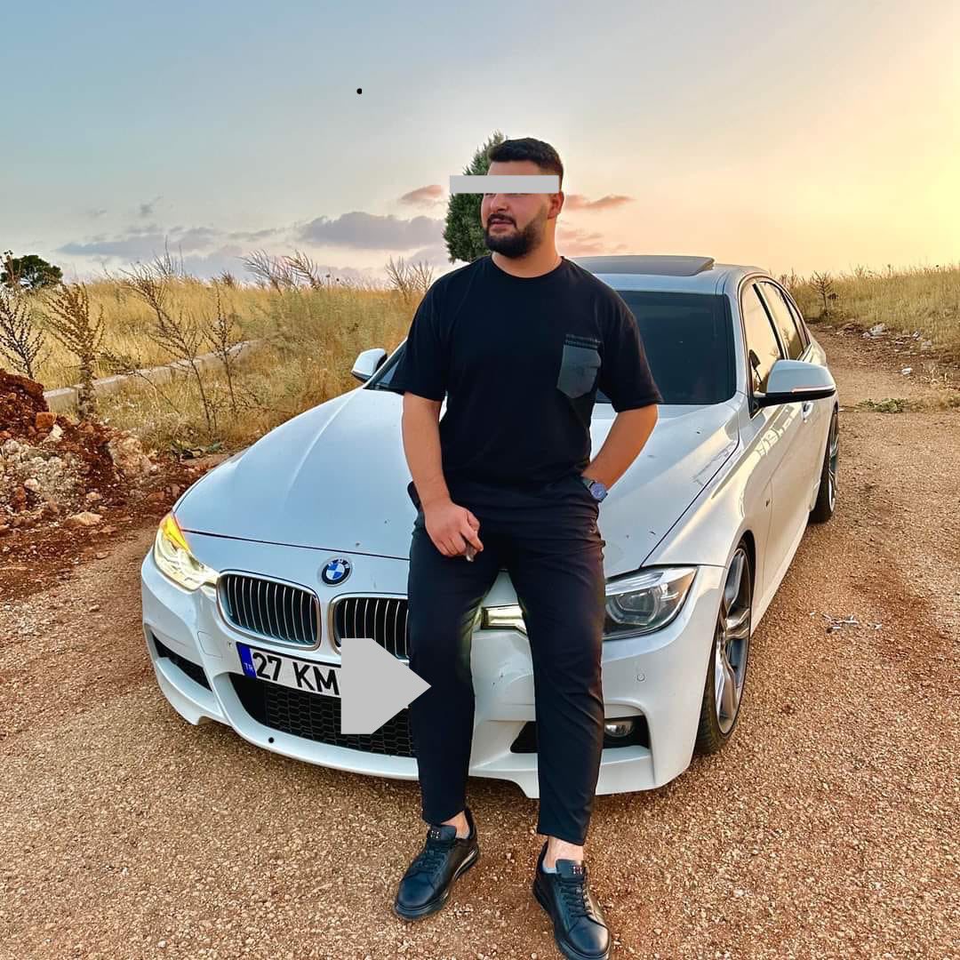 EmniyetSen1's tweet photo. Lütfen bu paylaşımın olabildiğince çok kişiye ulaşmasını sağlayınız… 

Sormak istiyorum: 
Sayın @adalet_bakanlik 05.11.2023 tarihinin ilk saatlerinde kaza yeri güvenlik önlemi alan ekibimizde görevli polis memuru Emrullah Günenç’e dur ihtarına rağmen durmadan çarpıp kaçan ve olaydan 8 saat sonra teslim olan/yakalanan murat k. isimli şahıs neden ve niçin serbest bırakılmıştır? 

Konuyu detaylandıracak olursak; Olay saat: 03.30 sıralarında gerçekleşiyor polise çarpıp yaralayan şahıs KAÇIYOR.! 
Yaklaşık 8 saat sonra teslim olan/yakalanan şahsın ehliyeti daha önce başka bir konudan dolayı alınmış yani EHLİYETSİZ OLDUĞU ALAŞILIYOR.! 

İfadesine baktığımızda polisi son anda gördüğünü söylüyor. Ancak kaza yerine gitmiş yol kısmen kapalı bir yolda, yol düzenlemesi yapan polisi görememesi şoförlük ile bağdaşacak şey DEĞİLDİR.! 

Sayın @yilmaztunc görevi başında bir polisin dur ihtarına uymadan çarparak kaçan ve en önemlisi EHLİYETİ DAHA ÖNCEDEN TRAFİK GÜVENLİĞİNİ TEHLİKEYE DÜŞÜRMEKTEN ALINMIŞ ve hali hazırda EHLİYETSİZ bir kişinin tutuklanmama sebebini merak ediyoruz? 
Bu kişi nüfuz sahibi bir kişi midir? Nüfuzunu kullanmış mıdır? 
Önüne gelen polise çarpıp serbest mi kacaktır? 

Sayın @AliYerlikaya bu kişiyi adliyede 4-5 avukat temsil ederken emniyet neden bir avukat dahi göndermedi? Hani herkese avukat verilecekti? 

Son olarak; Polis bu kadar kolay dokunulur olmaktan ne zaman kurtulacak?