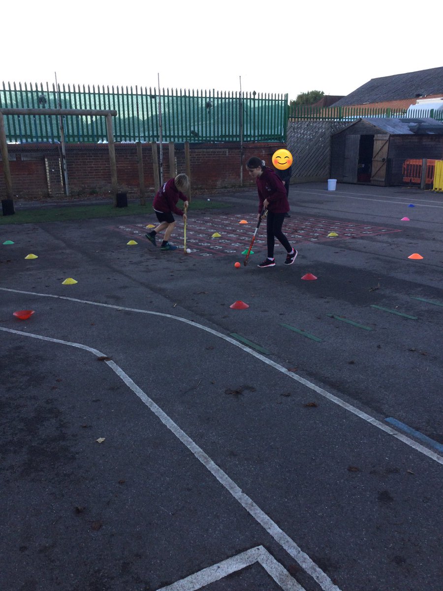 ThamesideSch's tweet photo. We had a fabulous training session for hockey and netball events later on this week - good luck Thameside! #PEtps https://t.co/1JsMrMQnnG