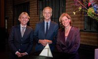 De winnaars zijn bekend! Lector Janine Stubbe van Codarts en lector Reint Jan Renes van Hogeschool van Amsterdam winnen beide € 500.000. Zij ontvingen de premie uit handen van demissionair minister <a href="/RHDijkgraaf/">Robbert Dijkgraaf</a>  
Lees meer: regieorgaan-sia.nl/nieuwsoverzich…