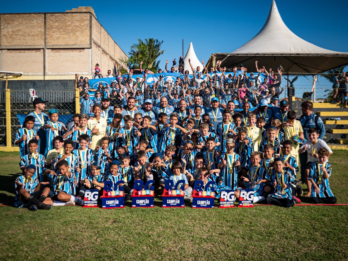 PEQUENOS GRANDES CAMPEÕES 🇪🇪🏆 No último domingo, o Tricolor conquistou o Sul-Brasileiro nas categorias #Sub8, #Sub9, #Sub10 e #Sub11. Parabéns, gurizadinha! 👏🏿

📸 Léo Piva / BG Prime divulgação

Leia: gremio.net/noticias/detal…