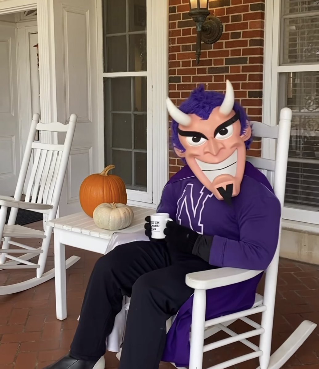 ResLifeNSU's tweet photo. Feeling like Fall! 🍂 Only 2 more weeks until Thanksgiving Break!

#NSULA #NSUHousing https://t.co/qO2KJMsF1E