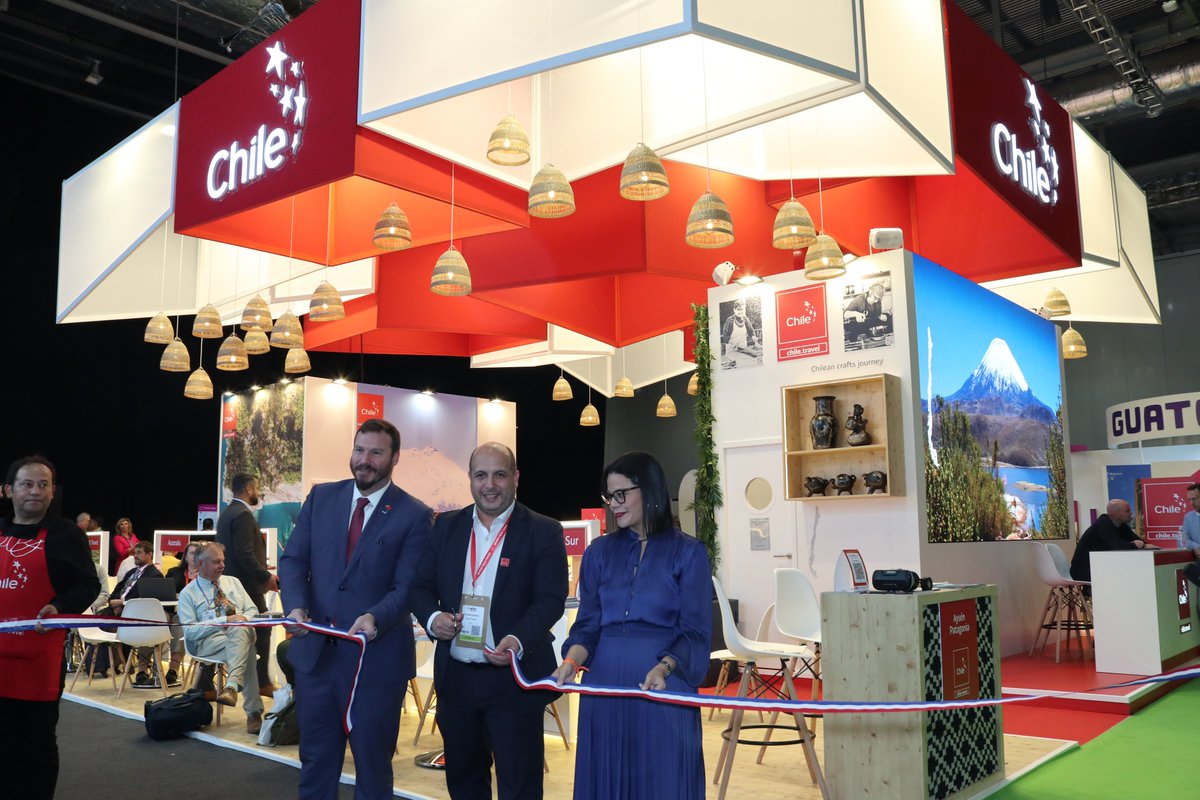 Sernatur's tweet photo. ¡Inaugurado oficialmente! 🇨🇱✨ El stand de Chile está listo y dispuesto en la feria de turismo @WTM_London. El director de Sernatur @cristobalbnitez fue acompañado por la Directora Ejecutiva de @UNWTO, @NataliaBayona y Francisco Bartolucci, de la Embajada @Chile_in_the_UK. 🤝 https://t.co/yFbqyTzekk