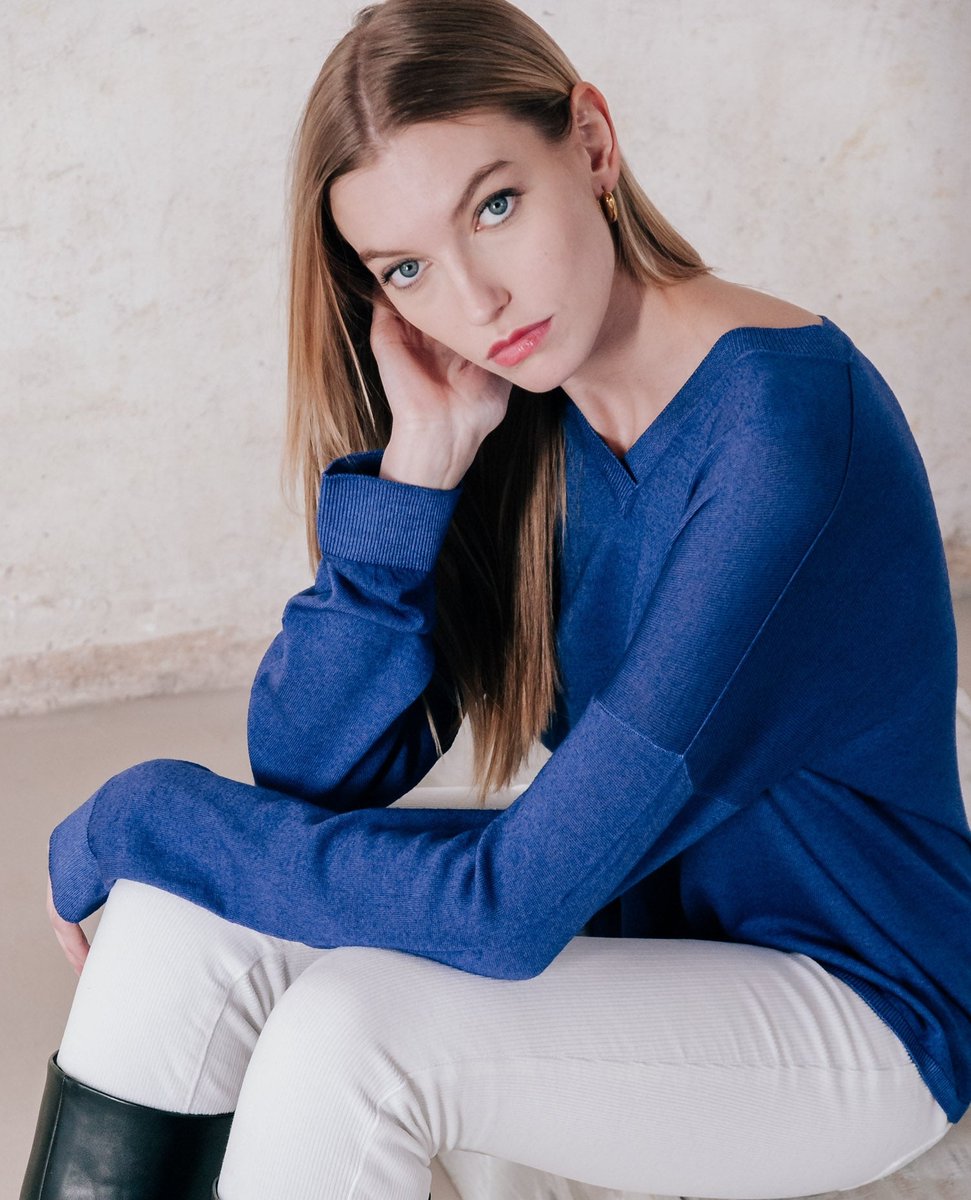 Ploumanach_'s tweet image. Unveiling the charm of fall with a touch of sophistication with the Amy V-Neck Sweater, an exquisite creation made in the heart of Italy.
.
.
#fallvibes #fallwardrobe
#fallootd #boots #chicstyle