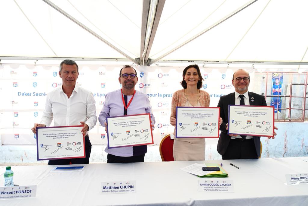 AOC1978's tweet photo. Bravo au club de football sénégalais @DakarSacreCoeur, à l’@OL et à l’@AFD_France pour la signature ce jour à Dakar 🇸🇳 d’un nouveau partenariat pour accompagner de jeunes sportives de haut-niveau vers une carrière professionnelle et promouvoir la place du sport féminin dans la société !

Une nouvelle étape très ambitieuse dans notre volonté partagée de faire du sport un moteur de développement 🙌

Cette belle réussite souligne que le sport est l’un des plus formidables leviers :

➡️ de développement économique et social ;

➡️ pour atteindre les objectifs de développement durable de l'@ONU_fr, tout particulièrement en matière d’égalité femmes-hommes, de santé, d’éducation et de cohésion sociale.
