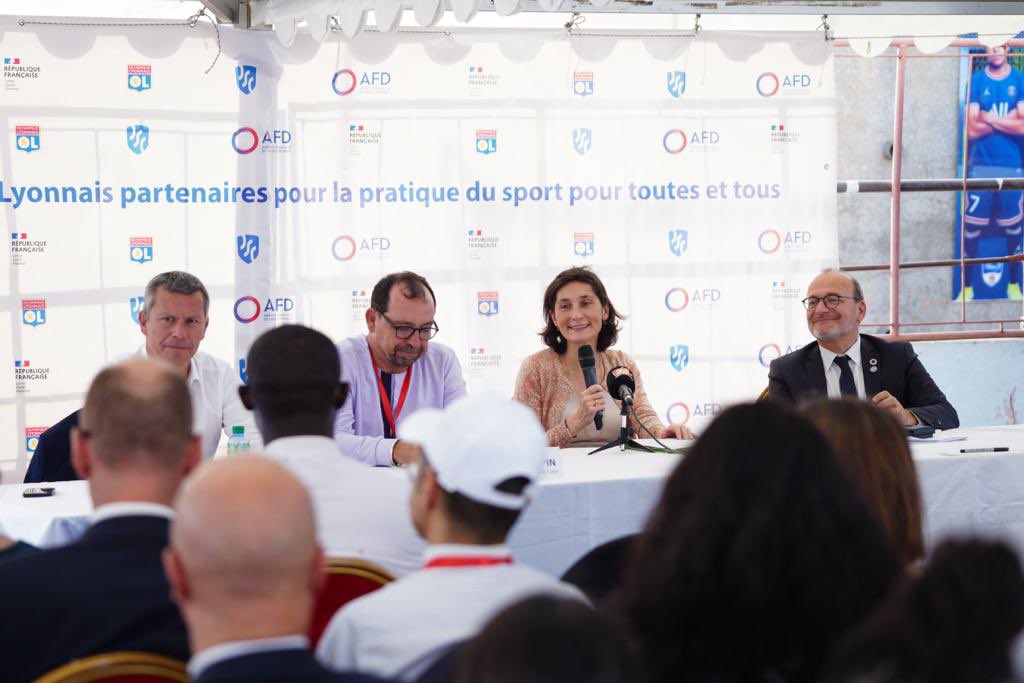 AOC1978's tweet photo. Bravo au club de football sénégalais @DakarSacreCoeur, à l’@OL et à l’@AFD_France pour la signature ce jour à Dakar 🇸🇳 d’un nouveau partenariat pour accompagner de jeunes sportives de haut-niveau vers une carrière professionnelle et promouvoir la place du sport féminin dans la société !

Une nouvelle étape très ambitieuse dans notre volonté partagée de faire du sport un moteur de développement 🙌

Cette belle réussite souligne que le sport est l’un des plus formidables leviers :

➡️ de développement économique et social ;

➡️ pour atteindre les objectifs de développement durable de l'@ONU_fr, tout particulièrement en matière d’égalité femmes-hommes, de santé, d’éducation et de cohésion sociale.