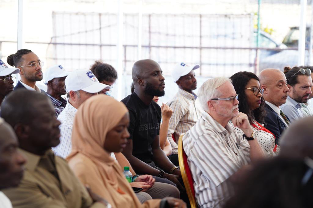 AOC1978's tweet photo. Bravo au club de football sénégalais @DakarSacreCoeur, à l’@OL et à l’@AFD_France pour la signature ce jour à Dakar 🇸🇳 d’un nouveau partenariat pour accompagner de jeunes sportives de haut-niveau vers une carrière professionnelle et promouvoir la place du sport féminin dans la société !

Une nouvelle étape très ambitieuse dans notre volonté partagée de faire du sport un moteur de développement 🙌

Cette belle réussite souligne que le sport est l’un des plus formidables leviers :

➡️ de développement économique et social ;

➡️ pour atteindre les objectifs de développement durable de l'@ONU_fr, tout particulièrement en matière d’égalité femmes-hommes, de santé, d’éducation et de cohésion sociale.