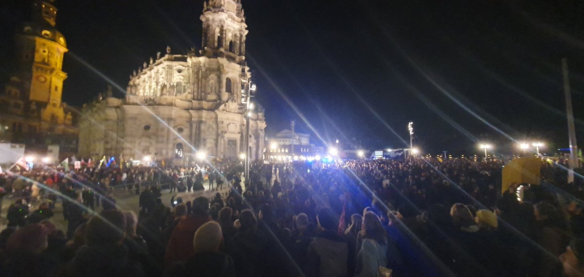 Schon jetzt lässt sich klar sagen:
#WirsindMehr!

Viel mehr!

#DankeDresden
#dd0611

#noNazis #noHöcke #noPegida

#Dresden