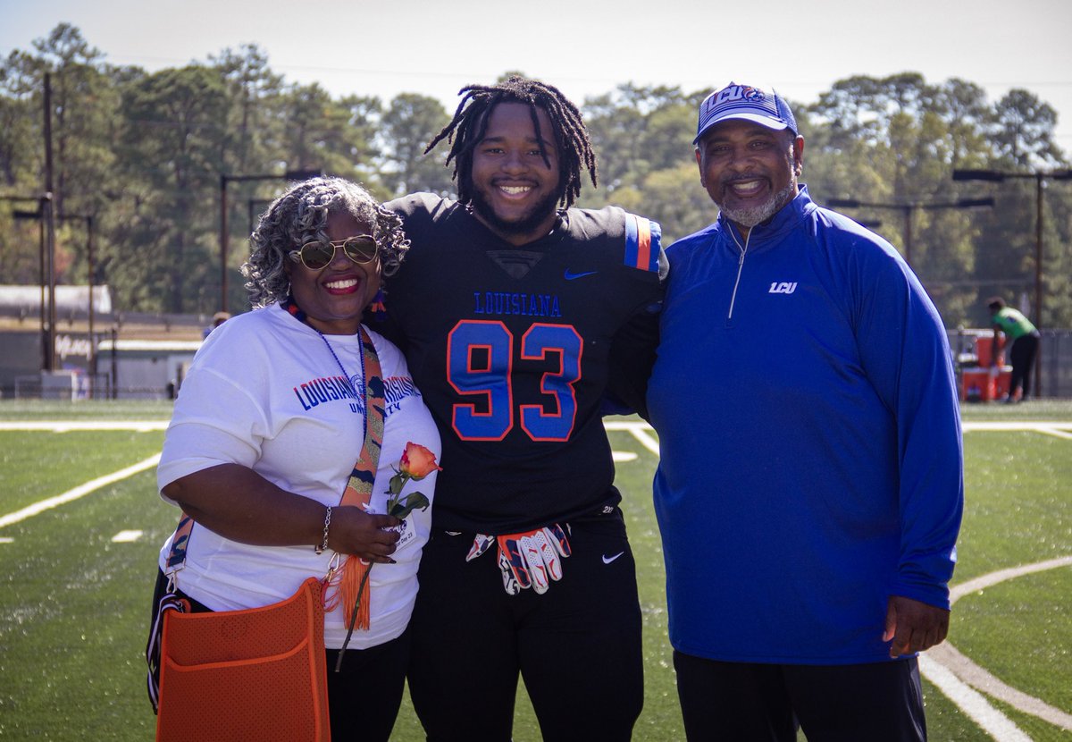 CJ_ON_DA_MOVE's tweet photo. #seniorday #LCU https://t.co/av7ZaVmBxq
