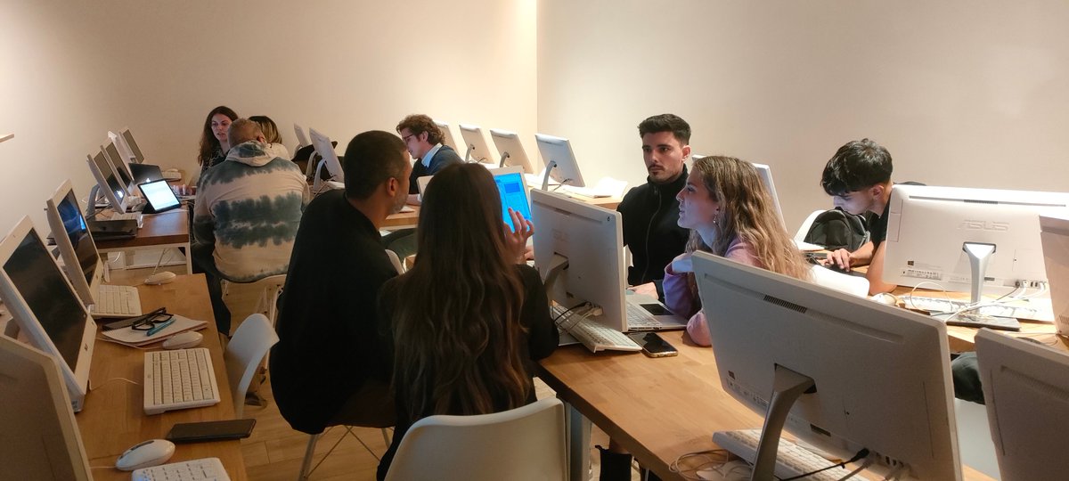 En <a href="/aulaCM/">Aula CM - Escuela de Comunicación y Marketing</a> el #Equipo259 nos hemos dividido en dos grupos para generar la descripción perfecta de <a href="/MktMindsAgency/">Marketing Minds Agency | Agencia de Marketing</a> 🧠👌🏼

💡¿Cómo la definiríais en un post (tweet) de 280 caracteres?

Os leemos ⬇️