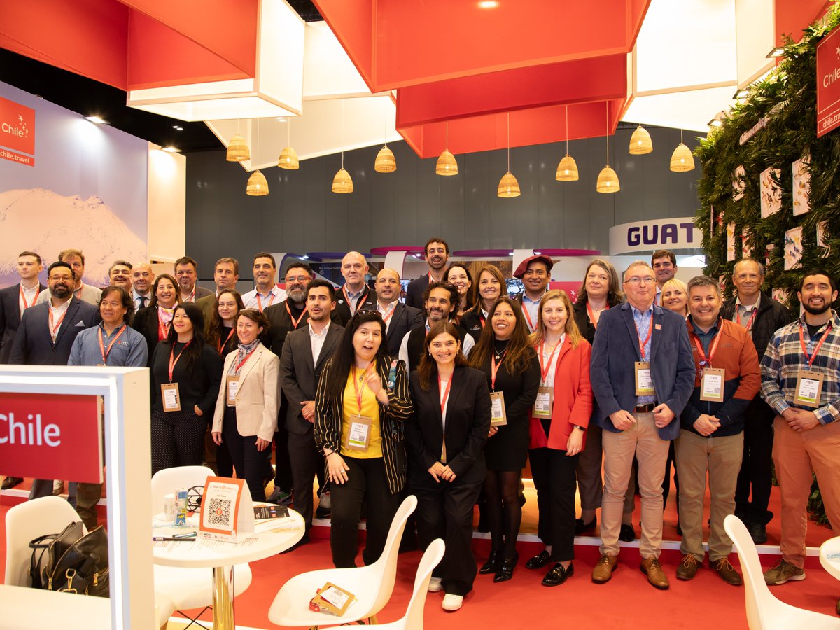 Sernatur's tweet photo. ¡Inaugurado oficialmente! 🇨🇱✨ El stand de Chile está listo y dispuesto en la feria de turismo @WTM_London. El director de Sernatur @cristobalbnitez fue acompañado por la Directora Ejecutiva de @UNWTO, @NataliaBayona y Francisco Bartolucci, de la Embajada @Chile_in_the_UK. 🤝 https://t.co/yFbqyTzekk