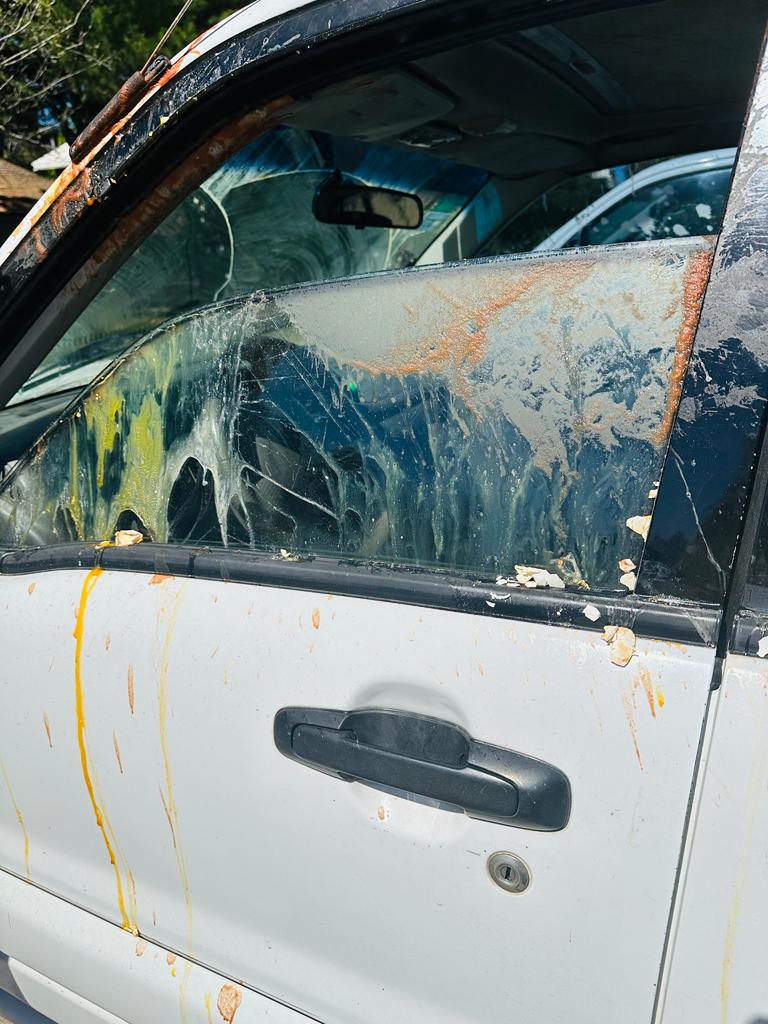 martinyeza's tweet photo. Así le dejaron el auto a una funcionaria los delincuentes disfrazados de sindicalistas que hoy prendieron fuego neumáticos, pusieron barricadas a las salidas de la muni y no dejaron salir a nadie.
Es una decadencia total. https://t.co/k31c2QQPu1