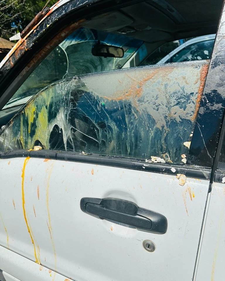 martinyeza's tweet photo. Así le dejaron el auto a una funcionaria los delincuentes disfrazados de sindicalistas que hoy prendieron fuego neumáticos, pusieron barricadas a las salidas de la muni y no dejaron salir a nadie.
Es una decadencia total. https://t.co/k31c2QQPu1