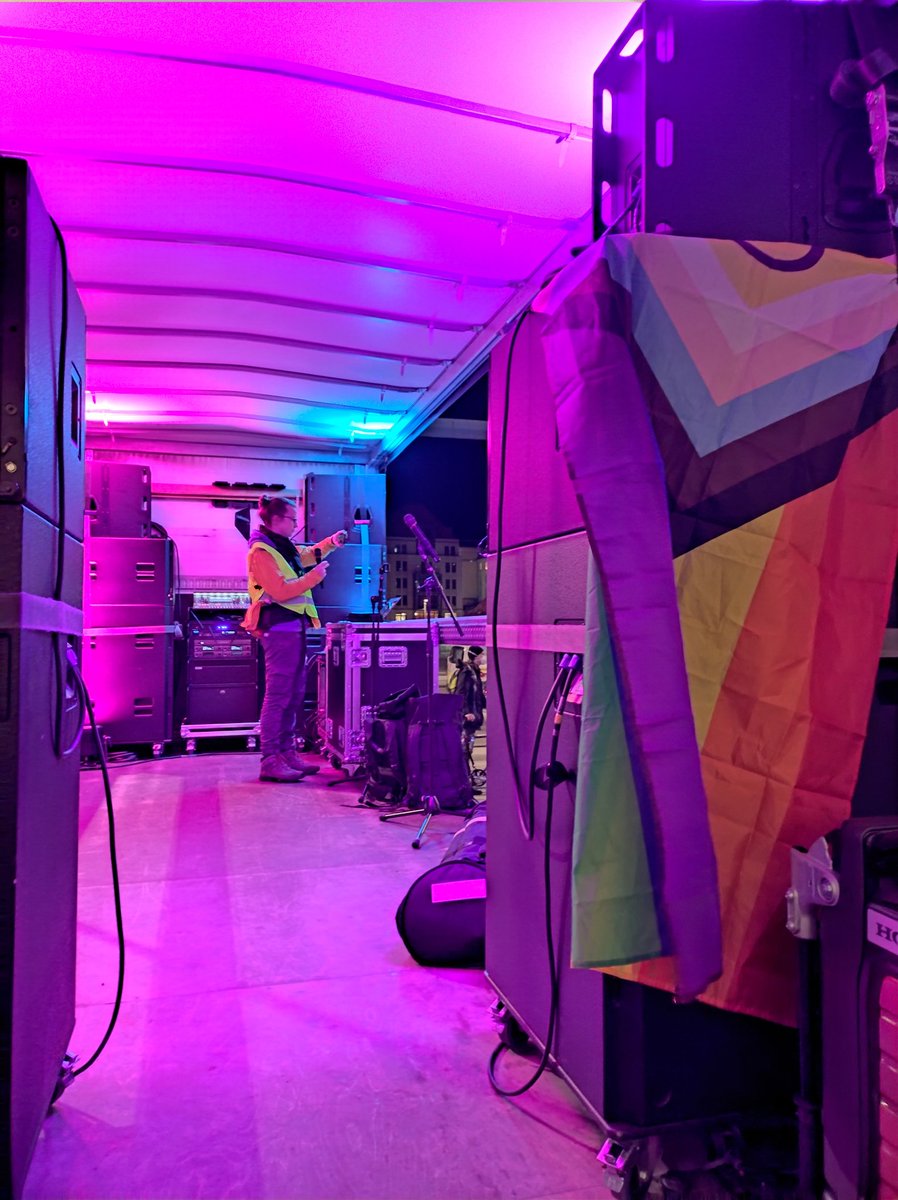 Q̶u̶e̶r̶d̶e̶n̶k̶e̶n̶? 🤮 Querstellen! ✊🙅 tweet media