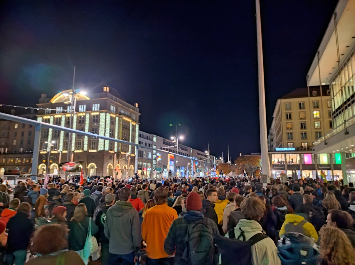 Q̶u̶e̶r̶d̶e̶n̶k̶e̶n̶? 🤮 Querstellen! ✊🙅 tweet media