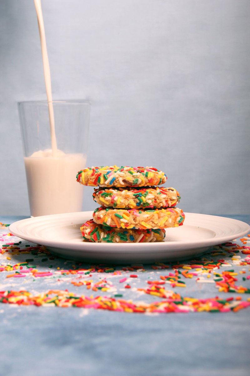 ther2i2edge's tweet photo. Our Social Media Marketing class spent the month of October learning how to shoot product photography! They used cookies made by our Baking and Pastry class leading up to this years Cookie Wars! 

@RichlandTwo 
#Cookiephotography #studentphotographer https://t.co/z38EvcCnqE