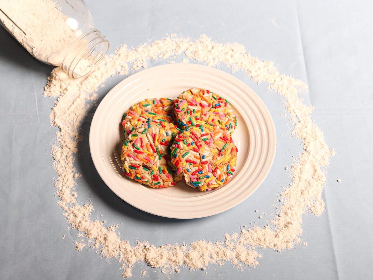 ther2i2edge's tweet photo. Our Social Media Marketing class spent the month of October learning how to shoot product photography! They used cookies made by our Baking and Pastry class leading up to this years Cookie Wars! 

@RichlandTwo 
#Cookiephotography #studentphotographer https://t.co/z38EvcCnqE