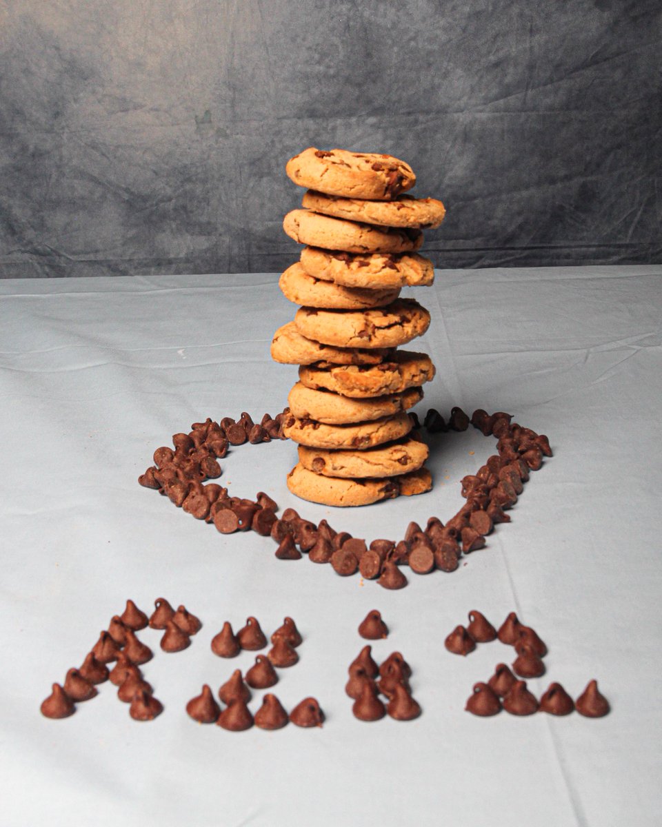 ther2i2edge's tweet photo. Our Social Media Marketing class spent the month of October learning how to shoot product photography! They used cookies made by our Baking and Pastry class leading up to this years Cookie Wars! 

@RichlandTwo 
#Cookiephotography #studentphotographer https://t.co/z38EvcCnqE
