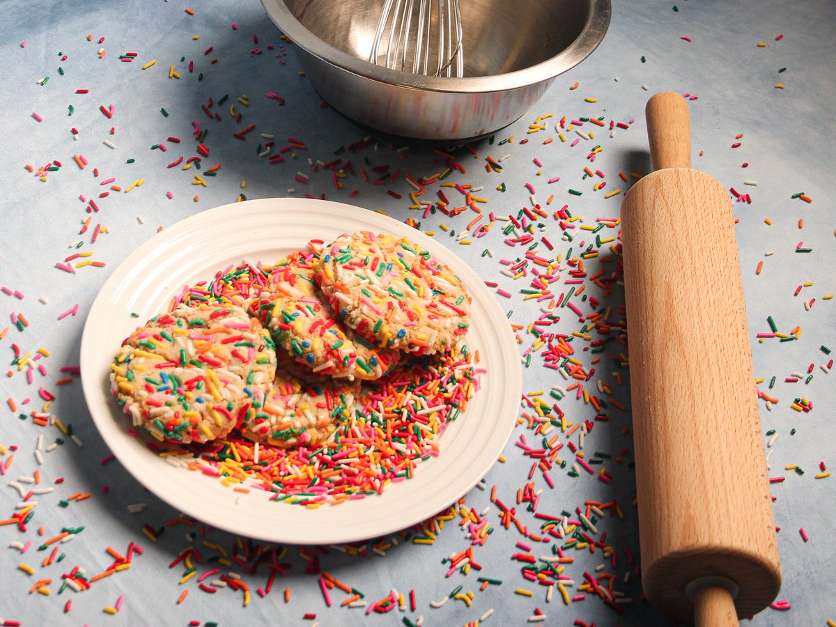 ther2i2edge's tweet photo. Our Social Media Marketing class spent the month of October learning how to shoot product photography! They used cookies made by our Baking and Pastry class leading up to this years Cookie Wars! 

@RichlandTwo 
#Cookiephotography #studentphotographer https://t.co/z38EvcCnqE