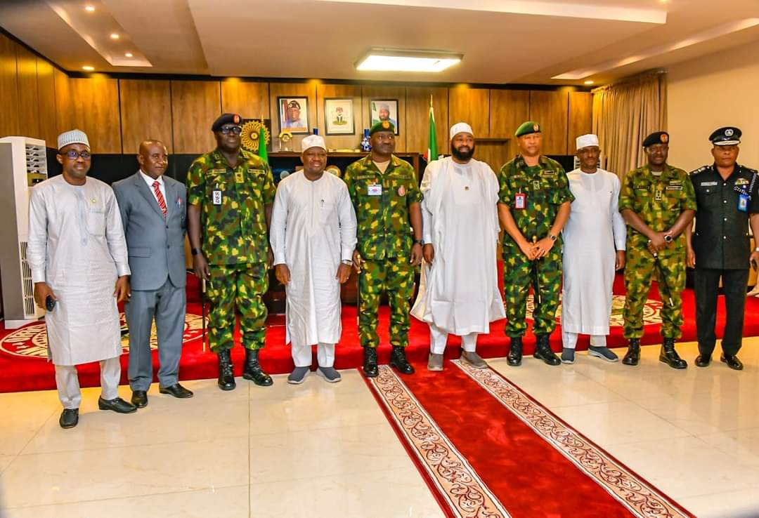 bellowaziri5's tweet photo. Gov @HonBago played host to the Chief of Defence Staff, General Christopher Gwabin Musa at the Government House, Minna.The meeting with the Service Chief which was held in a closed-door was not unconnected with the security challenges confronting the state and ways to tackle them https://t.co/ZQzzi3ppSo