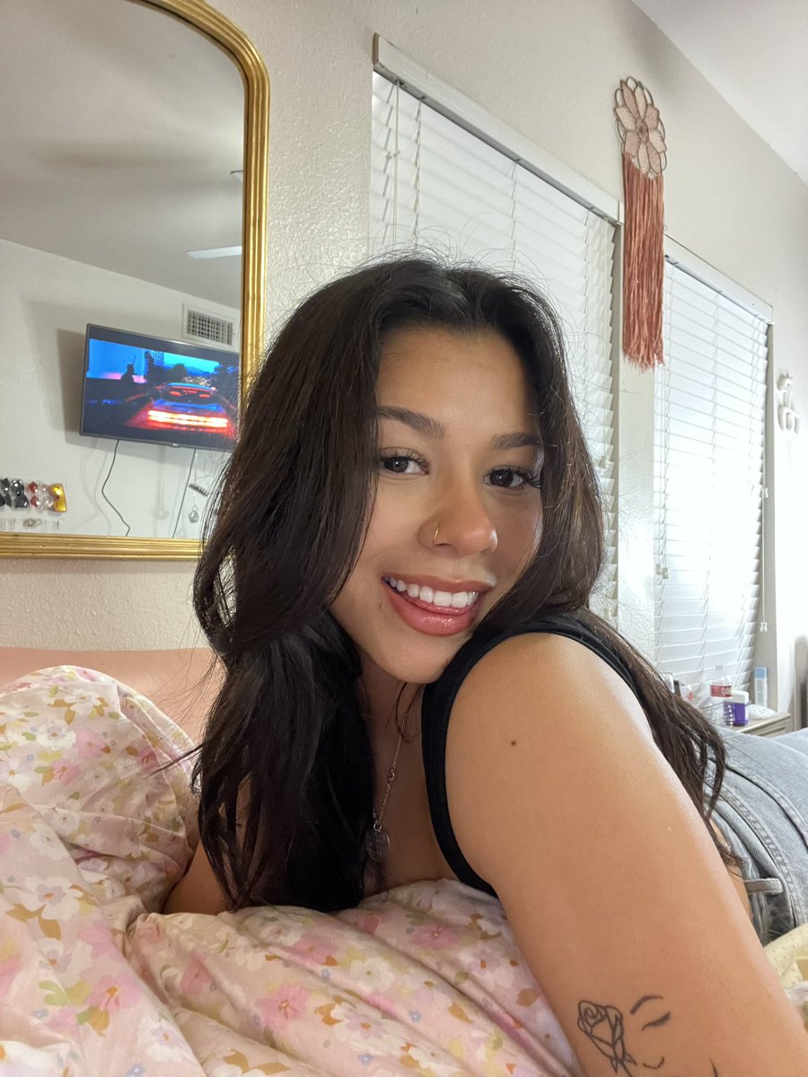 serenityjulez's tweet photo. 💋🍒 https://t.co/UytZ3hgFvK