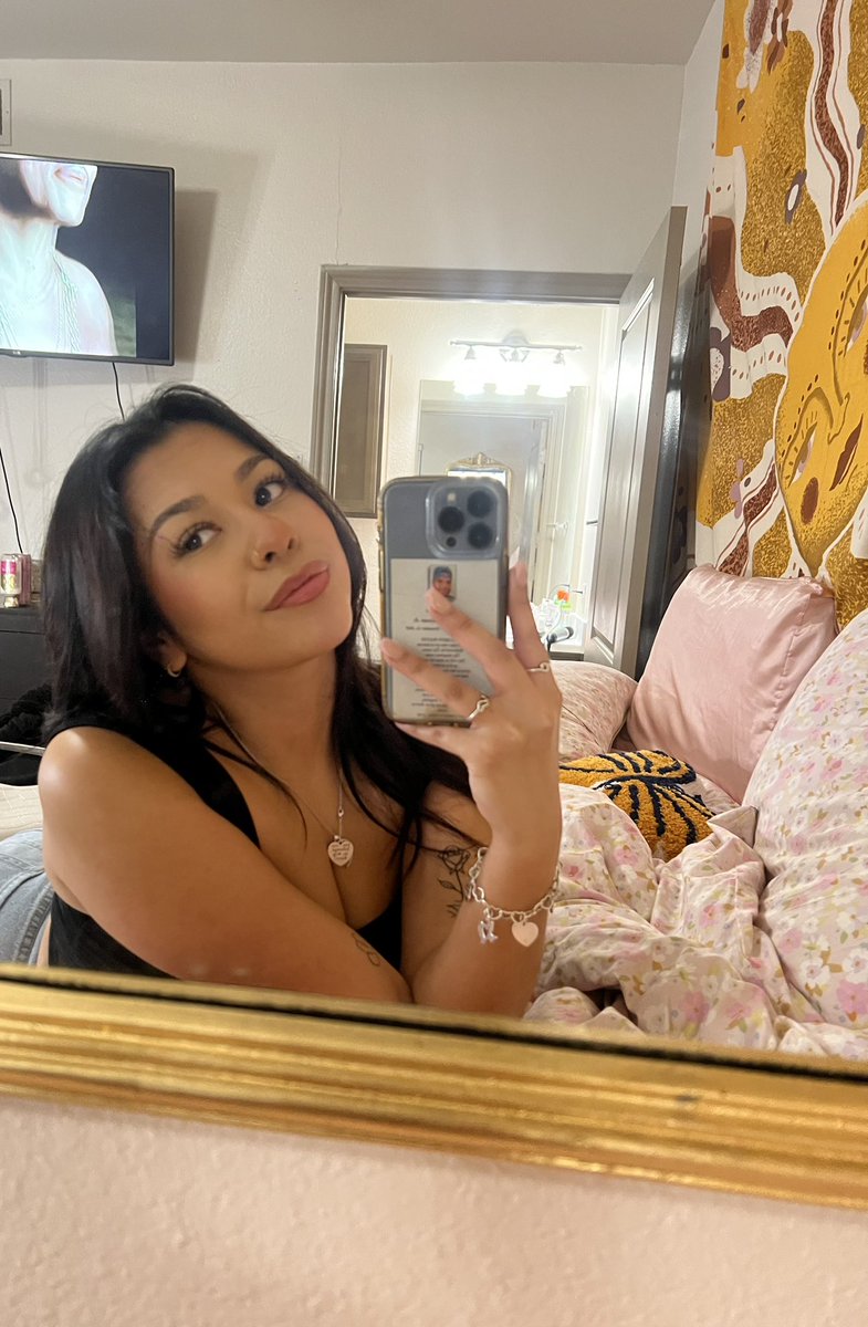 serenityjulez's tweet photo. 💋🍒 https://t.co/UytZ3hgFvK