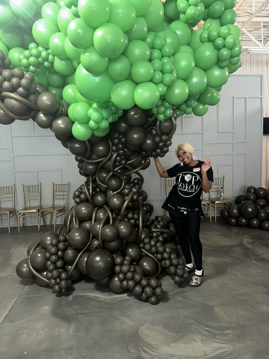 therealniqueeee's tweet photo. Took a balloon class in ATL last week, andddd this happened 😍 

To inquire about balloon services send me an email at topnotchballoonsxdecor@gmail.com 💚 https://t.co/sAaszMLksM