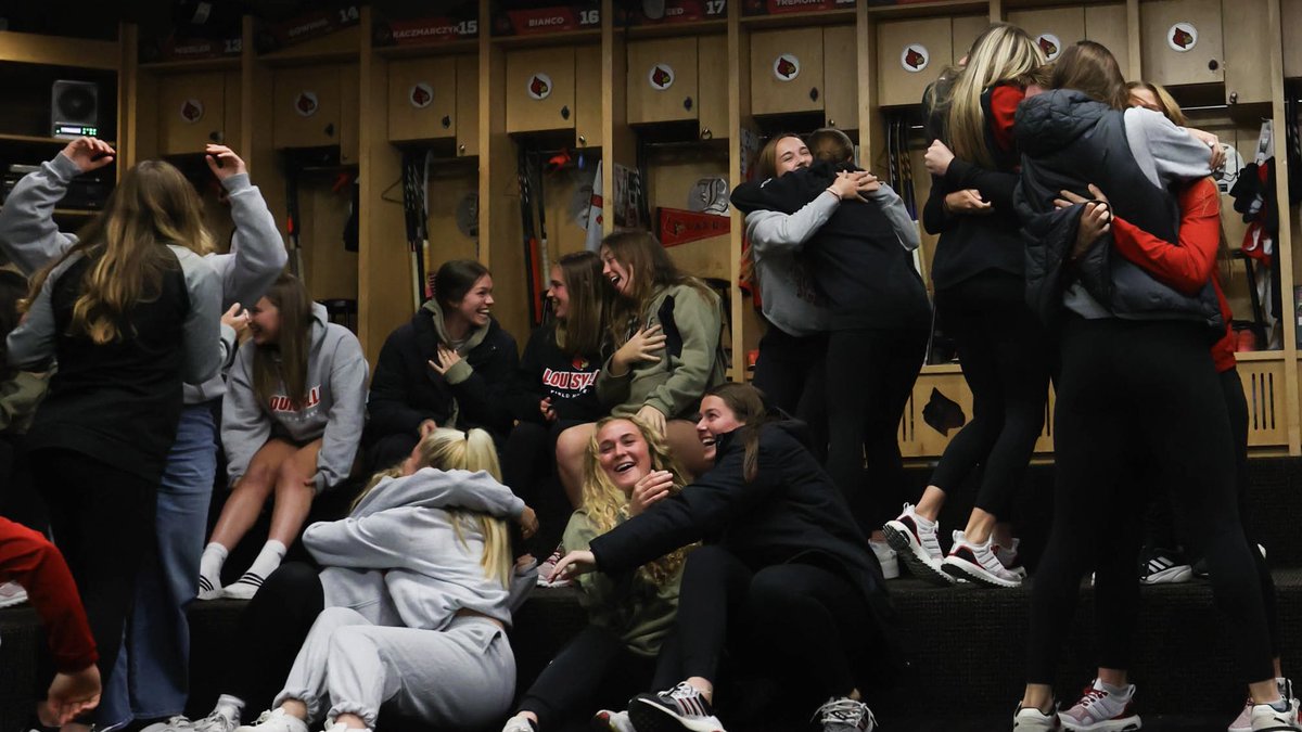 LouisvilleFH's tweet photo. 💃💃

#GoCards https://t.co/d2zxzgrrbB