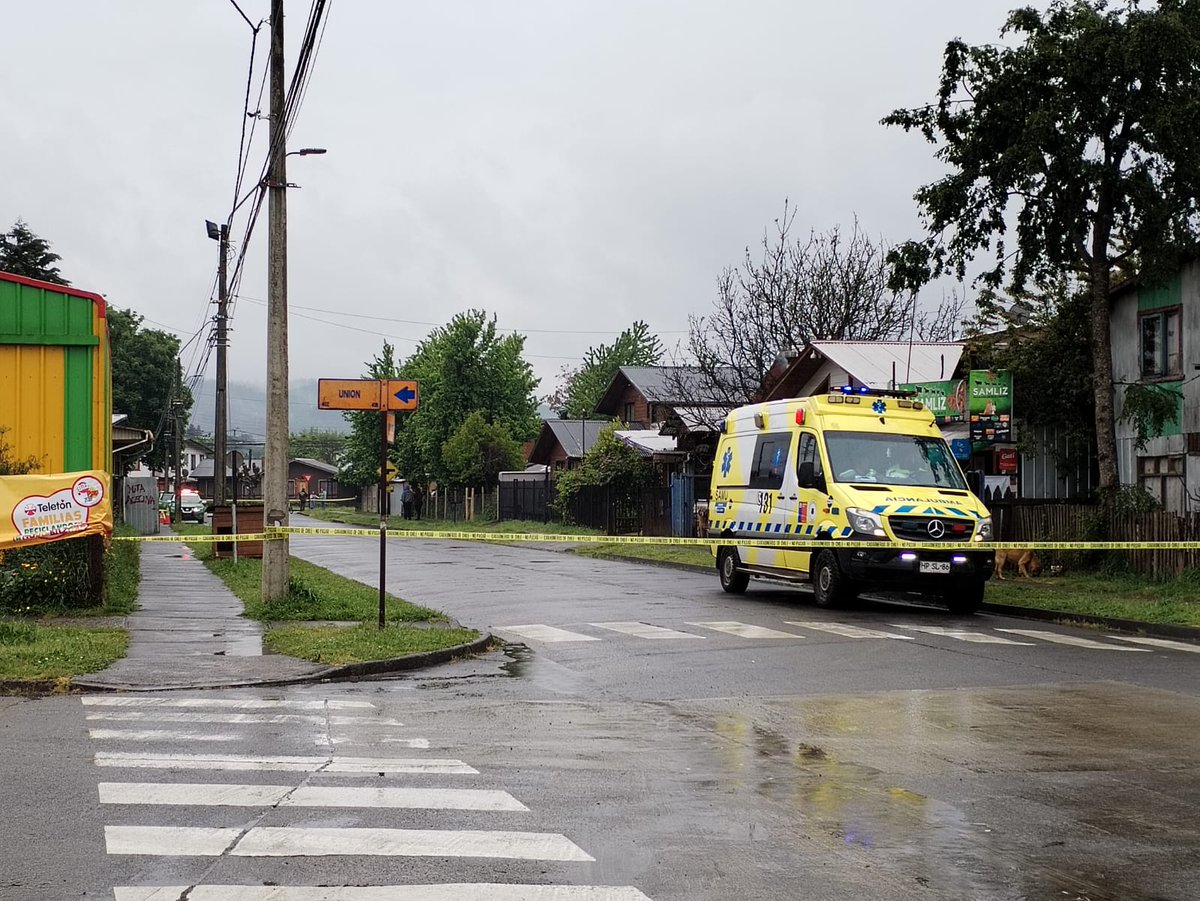 lanconoticiascl's tweet photo. #AlertaLN| A esta hora encuentran persona Fallecida en calle Nueva norte  Carabineros se encuentra en el lugar.
La interseccion cerrada entre calle 18 de septiembre y calle Unión.

#Lanco #Malalhue https://t.co/clSobr753t