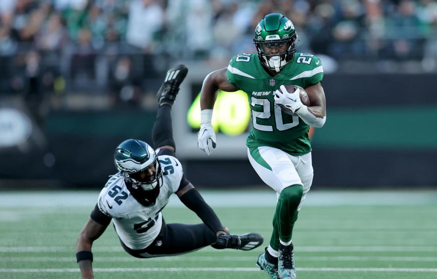 4for4football's tweet photo. Chargers vs Jets #MondayNightFootball DFS Breakdown!

Check out part of @draftaholic's analysis for FREE!

Quarterback Analysis 🎯

Herbert, despite the adversity posed by an injury-plagued receiving corps, has metrics that remain impressive. 

He's seventh in catchable pass rate on the 10th-deepest average depth of target. 

He’s top 10 in per-pass, per-drive, and per-game efficiency. His mobility adds another layer to his game, averaging four rushes per game, including at least one red zone carry per game, underscoring a sneaky dual-threat capability. 

On top of the already strong passing numbers, the rushing is just enough to lift him into the elite echelon of quarterbacks in terms of opportunity value. 

He ranks third in expected fantasy points (xFP) per game and mirrors that with his actual fantasy points per game standing, a testament to his consistent production and efficiency.

Zach Wilson, on the other end of the spectrum, helms a Jets offense that has sputtered and limped through most of the season. 

Wilson’s languishing at the bottom of the charts in key passing metrics, with his catchable pass rate failing to crack the top 30. 

His propensity for risky throws has resulted in more passes charted as potential interceptions than touchdowns, a ratio that would make any offensive coordinator wince. 

He’s 32nd in adjusted yards per attempt, 33rd in fantasy points per dropback, and 31st in fantasy points per game. The juxtaposition of the Jets' winning record against Wilson's individual performance is honestly astounding.

Check out the FULL breakdown: https://t.co/kDCKphq3FF