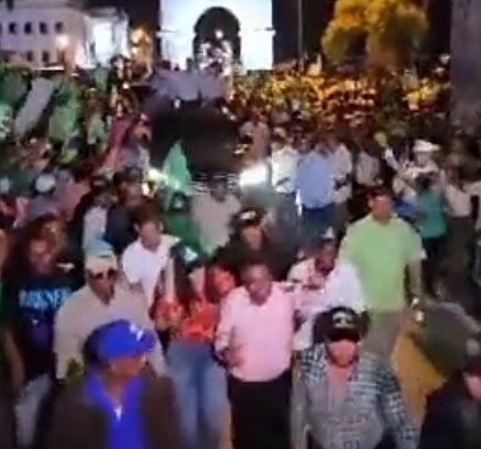 SimonXRodriguez's tweet photo. Felix Bautista si estuvo en la caravana con Leonel en San Juan, aunque Leonel no lo montó en la Jeepeta como suele pasar con los candidatos en las demarcaciones, y levantarle la mano. https://t.co/YMl7kDNDMW